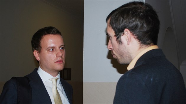Advokt esk pirtsk strany Filip Hajn (vlevo) pi rozhovoru s Januszem Koniecznym z Nadanho fondu proti korupci. (10. listopadu 2014)