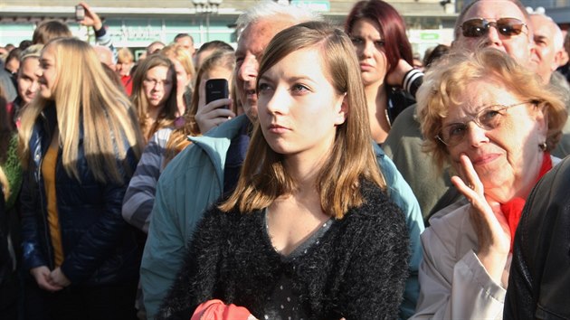 Odvn studentka, kter na mtinku v Opav veejn vyzvala prezidenta Miloe Zemana kvli jeho postoji k n k rezignaci. (11. listopadu 2014)