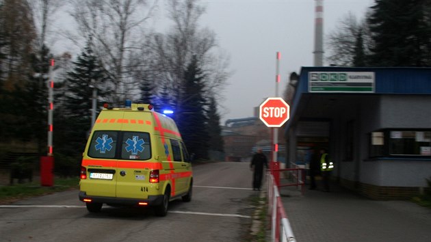 Sanitka vjd do arelu Dolu SA Karvin, kde po silnm otesu zahynuli ti hornci. (14. listopadu 2014)