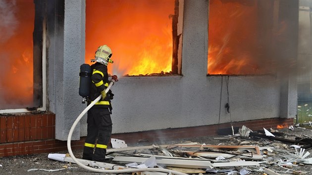 Po explozi se prostorami budovy v Paskov rozíily plameny. est lidí bylo...