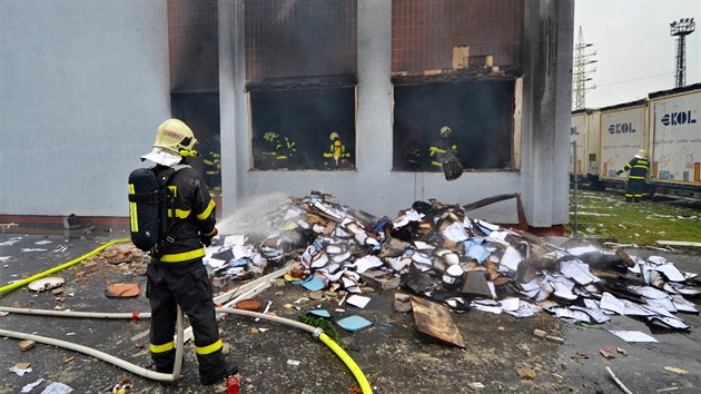 Vbuch zniil hlavn kancele, hasii prohledali vechny prostory. (18. listopadu 2014)