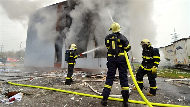 Hasii museli nejprve zlikvidovat por, kter se budovou po explozi rozil. (18. listopadu 2014)