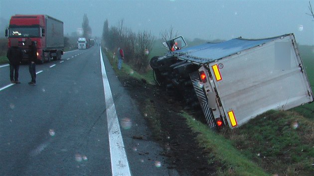 Na silnici . I/35 mezi Konecchlumm a Kamenic na Jinsku se srazila koda Fabia s nkladnm autem. (19. 11. 2014)