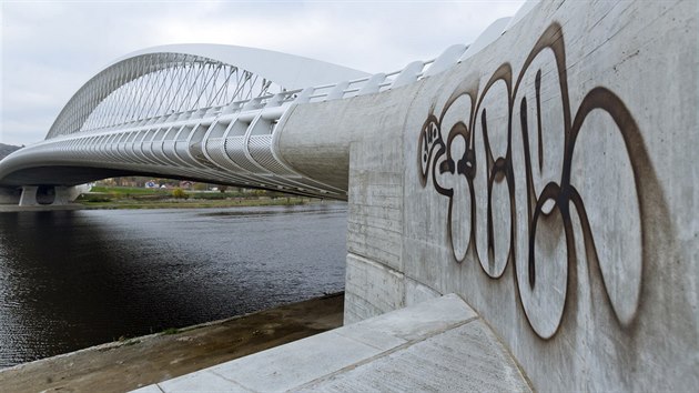 Trojsk most v Praze se otevel 6. jna. Uplynulo ani ne pt tdn a novostavbu u hyzd graffiti (12. listopadu 2014).