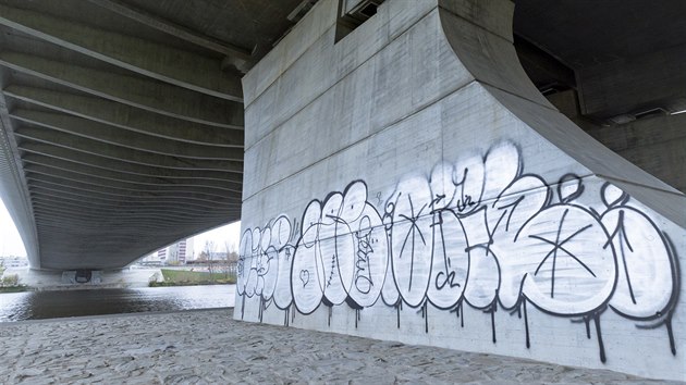 Trojsk most v Praze se otevel 6. jna. Uplynulo ani ne pt tdn a novostavbu u hyzd graffiti (11. listopadu 2014).