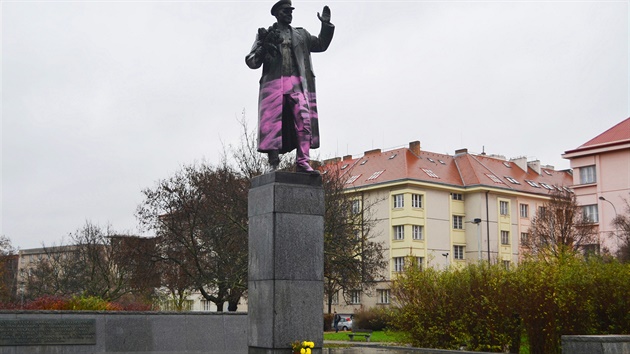 Vandalové poničili růžovou barvou sochu sovětského vojevůdce I.S.Koněva, která stojí u ulice Jugoslávských partyzánů v Praze 6. Že by po růžovém tanku č. 23 další pokračování ve vojenském duchu? Vandalům se Koněv neubránil...
informace o soše:
Pomní Vandalové poničili růžovou barvou sochu sovětského vojevůdce I.S.Koněva, která stojí u ulice Jugoslávských partyzánů v Praze 6. Že by po růžovém tanku č. 23 další pokračování ve vojenském duchu? Vandalům se Koněv neubránil...
informace o soše:
Pomní