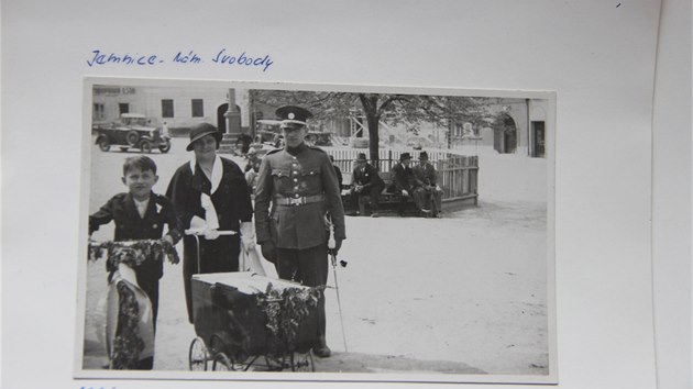 Jeden z dstojnk korzuje s rodinou po jemnickm stedu msta.