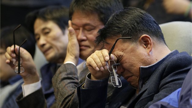 Kvli havrii trajektu Sewol pijal jihokorejsk parlament hned ti nov zkony. Listopadovmu jednn pihleli z nvtvnick galerie i pbuzn cestujcch, kte na palub lodi zahynuli (7. listopadu 2014)
