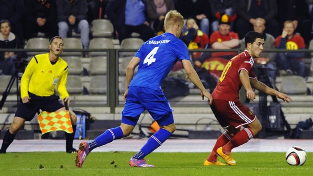 Islanan Hordur Magnusson nahn belgickho fotbalistu Edena Hazarda. 