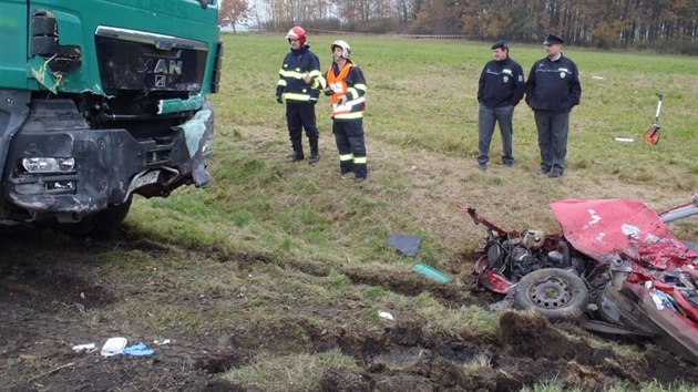 Tragick dopravn nehoda uzavela na est hodin silnici z Plzn na Karlovy Vary. Po stetu s nkladnm vozem zemela idika osobnho auta.
