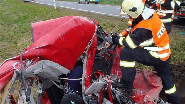 Tragick dopravn nehoda uzavela na est hodin silnici z Plzn na Karlovy Vary. Po stetu s nkladnm vozem zemela idika osobnho auta.