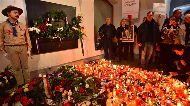 Lidé zapalují svíky 17. listopadu u památníku listopadových událostí na...