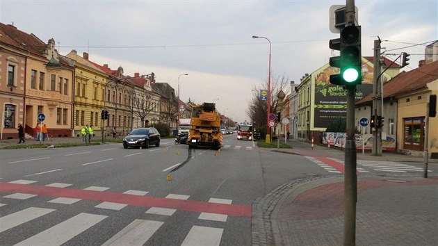 idi jebu, kter jel na zelenou, se sice snail na posledn chvli brzdit, stetu ale neml anci zabrnit.