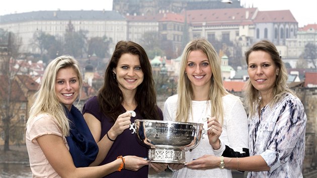 esk tenistky (zleva) Andrea Hlavkov, Lucie afov, Petra Kvitov a Lucie Hradeck pzuj s Fed Cupem.