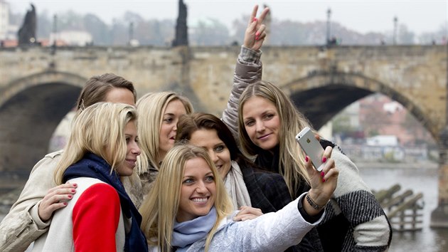 Selfie s Fed Cupem. Zleva Andrea Hlavkov, Lucie Hradeck, Klra Koukalov, Petra Kvitov, Lucie afov a   Karolna Plkov.
