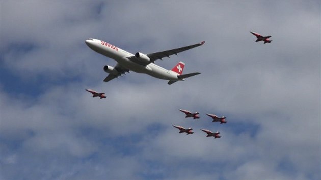 Airbus A330-300 ve formaci s akrobaticky&#769;mi letouny Northrop F-5E Tiger II