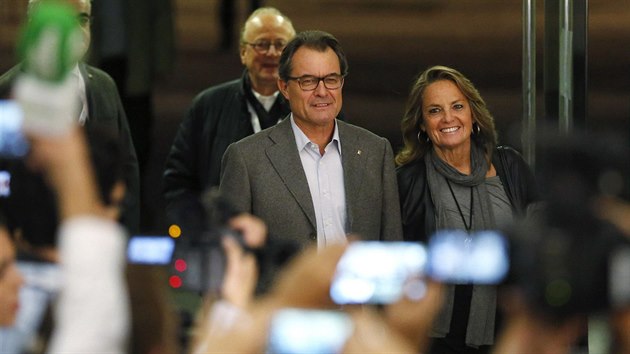 Katalnsk prezident Artur Mas v obklopen novin ped tiskovou konferenc v Barcelon po referendu.