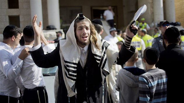Ultraortodoxn id se modl za obti ozbrojench tonk, kte napadli vc v synagoze v Jeruzalm.