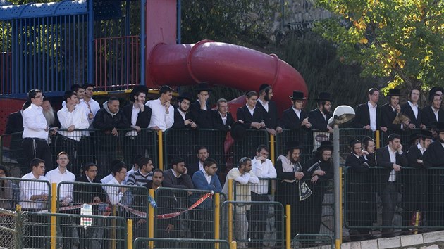 Ortodoxn vc se seli nedaleko jeruzalmsk synagogy, kde v ter rno zatoili maskovan ozbrojenci.