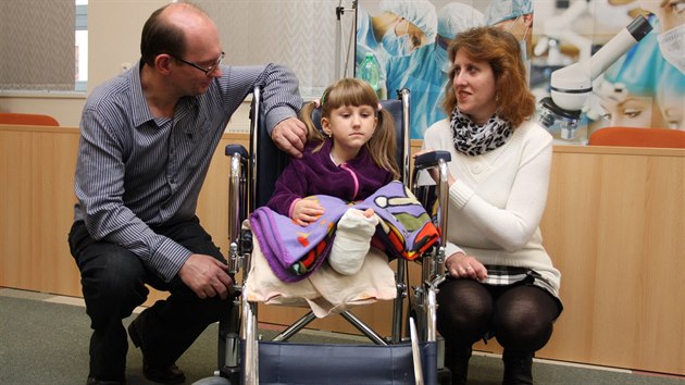 Sedmilet Veronika Hamblkov trp extrmn lomivost kost. Po tech operacch v perovsk nemocnici se ale bl sen jej i rodi - aby se mohla postavit na nohy a chodit.