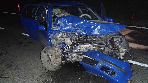 Po nehod u Lukavic na Zbesku shoelo jedno z aut.
