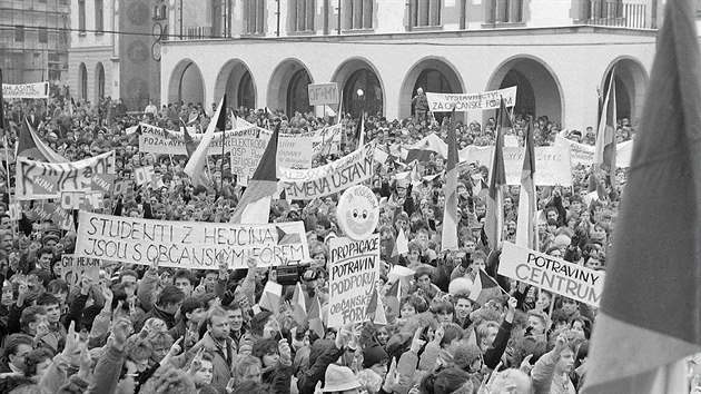 Olomouan se se starm nesvobodnm reimem vypodali po svm - spontnnmi happeningy. Olomouck revoluce se tak odliila od zbytku zem.