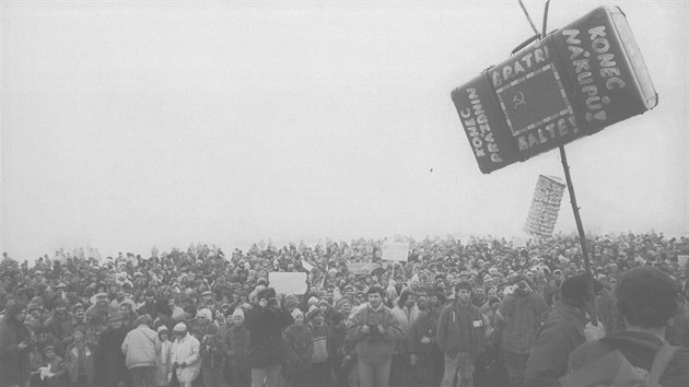 Olomouan se se starm nesvobodnm reimem vypodali po svm - spontnnmi happeningy. Olomouck revoluce se tak odliila od zbytku zem. Poetnou posdku ruskch vojk na demonstracch vybzel k cest dom pomalovan kufr.