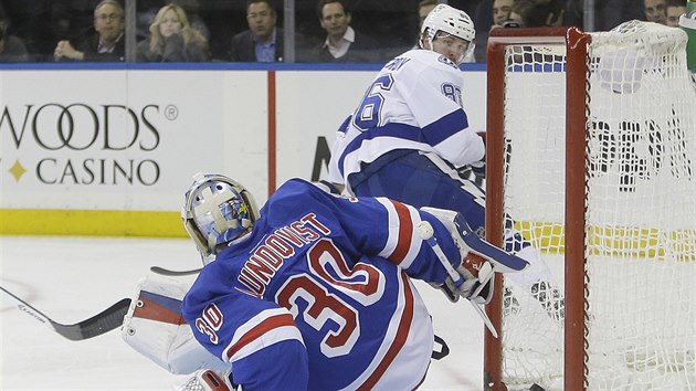 Henrik Lundqvist pout puk do branky New York Rangers, pekonv ho Nikita Kuerov z Tampy Bay.