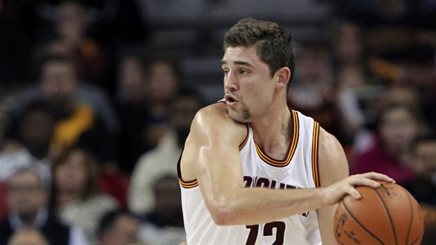 Joe Harris z Clevelandu bhem utkn s Denverem.