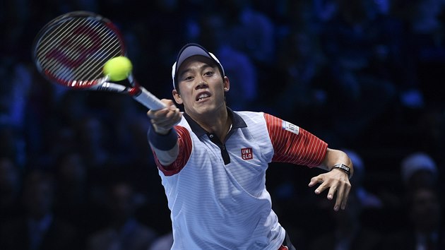 RETURN. Japonsk tenista Kei Niikori hraje v semifinle Turnaje mistr proti Novaku Djokoviovi.