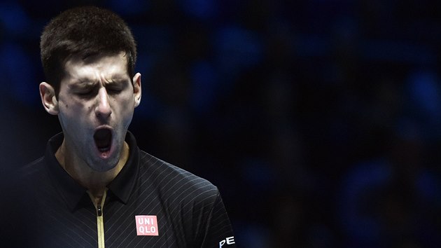 JO! Srbsk tenista Novak Djokovi zvldl tsetovou bitvu s Japoncem Niikorim a potet za sebou postoupil do finle londnskho Turnaje mistr.