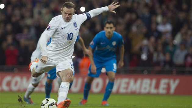 Anglick tonk Wayne Rooney promuje penaltu v kvalifikanm duelu proti Slovinsku.