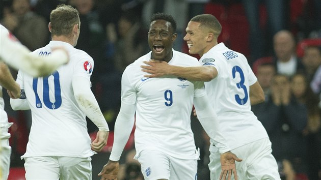 Danny Welbeck (s slem 9) z Anglie oslavuje gl proti Slovinsku, blahopeje mu Wayne Rooney (zdy) a Kieran Gibbs (vpravo).