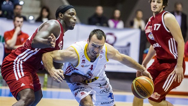 Pardubick basketbalista Duan Pandula vede m, zastavit ho chce svitavsk Cory Abercrombie.