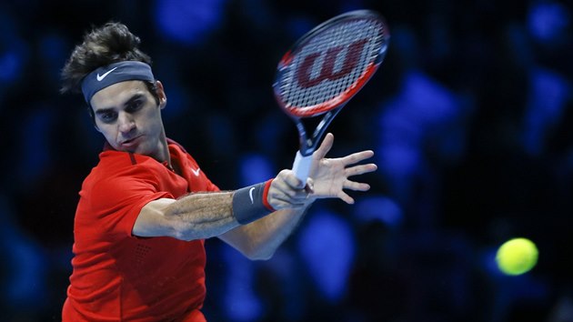 Roger Federer hraje v semifinále Turnaje mistr proti Wawrinkovi.