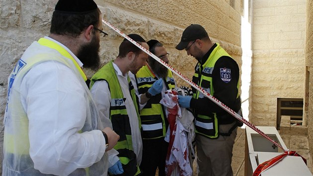 Zchrani prohlej zakrvcen modlitebn l ze synagogy v jeruzalmsk tvrti Har Nof (Izrael, 18. listopadu 2014).