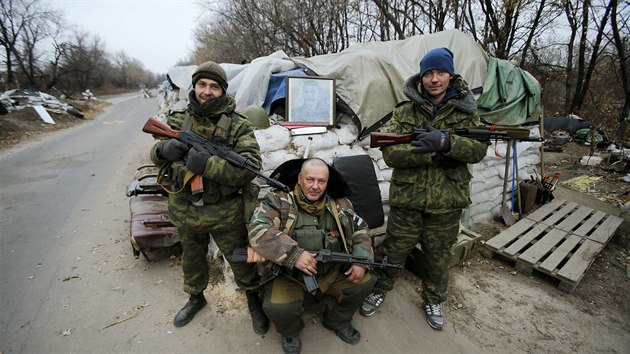 Prorut separatist pzuj se Stalinovm portrtem nedaleko donckho letit (Donbas, 18. listopadu 2014).