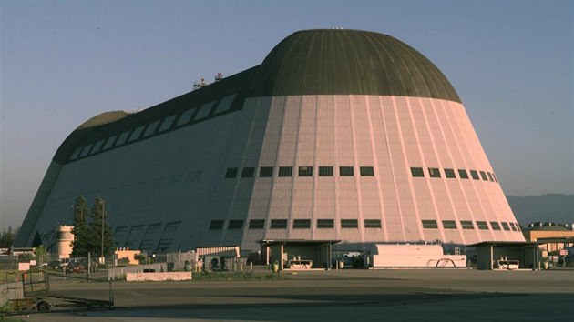 Hangr 1 na leteck zkladn Moffett Field, jej st si na 60 let pronajal Google.