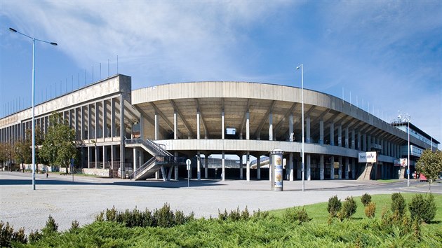 Strahovsk stadion. Cel budova dnes psob jako dokonal muzeum Huskovy doby.