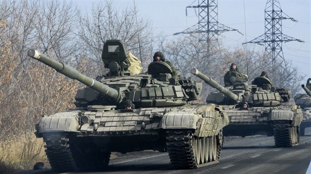 Konvoj tké vojenské techniky nedaleko Doncku (10. 11. 2014)