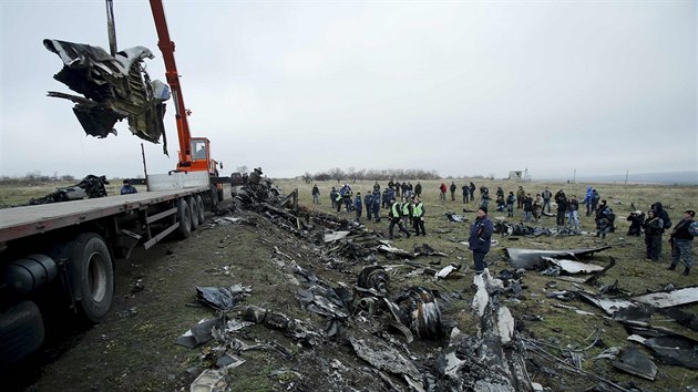 Trosky Boeingu 777 malajsijskch aerolinek na jebu. V nedli zaalo odklzen trosek letadla zcenho na Ukrajin. (16. listopadu 2014)