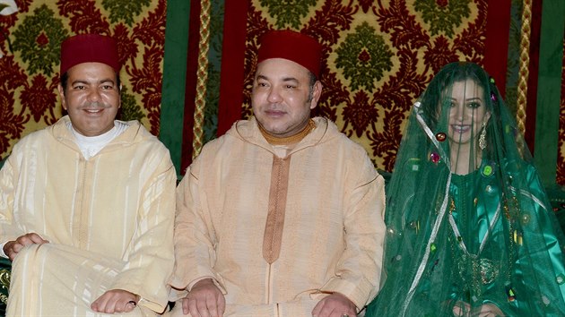 Marock krl Muhammad VI. (uprosted) na svatb svho bratra, prince Mulaja Raida s Oum Keltoum Boufaresovou (Rabat, 13. listopadu 2014)
