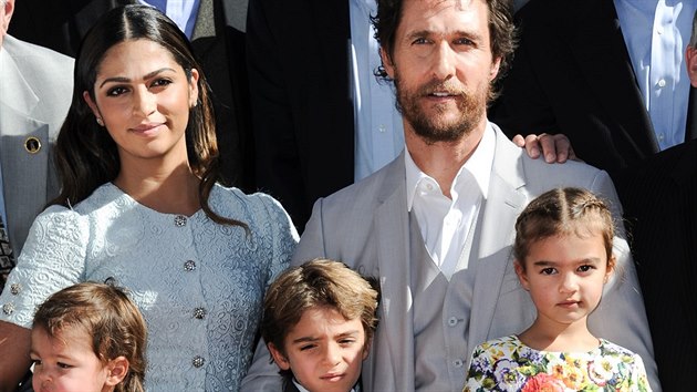 Matthew McConaughey, jeho manelka Camila Alvesov a jejich dti Livingston, Levi a Vida (Los Angeles, 17. listopadu 2014)