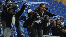 Fanoušci Ústí nad Labem jásají a usmívají se, jejích tým dal gól. Fanoušci Ústí nad Labem jásají a usmívají se, jejích tým dal gól.