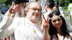 Jiří Klsák v roli Johna Lennona spolu s představitelkou hudebníkovy manželky... Jiří Klsák v roli Johna Lennona spolu s představitelkou hudebníkovy manželky...