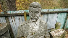 Karlovarský Stalin je uskladněný v areálu Lázeňských lesů v Březové. Karlovarský Stalin je uskladněný v areálu Lázeňských lesů v Březové.