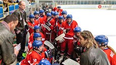 Naganský šampion David Moravec (vpravo) dole dělá manažera české hokejové... Naganský šampion David Moravec (vpravo) dole dělá manažera české hokejové...