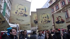 Účastníci demonstrace, kteří přišli prezidentovi Milošovi Zemanovi vystavit... Účastníci demonstrace, kteří přišli prezidentovi Milošovi Zemanovi vystavit...