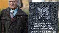 U nově odhalené pamětní desky stojí syn generála Sachera. U nově odhalené pamětní desky stojí syn generála Sachera.