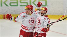 Obránce Tince Marek Troninský (vlevo) a útoník Erik Hra se radují z gólu do...